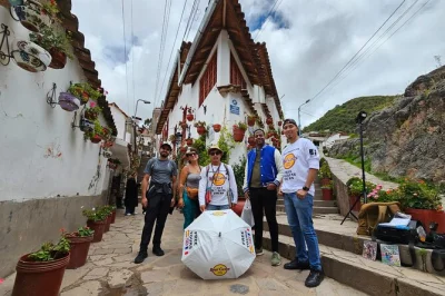 Erlebe cuscos herz mit einem rundgang durch san blas, live-musik und einem echten pisco sour. inklusive guide und souvenir. jetzt einfach deinen platz sichern.