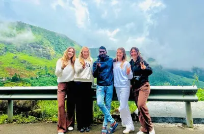 Fábrica de chá em Nuwara Eliya com cachoeira Ramboda e plantações