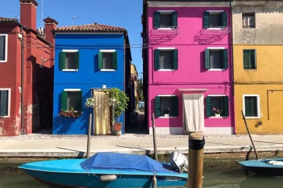 Explore murano e burano saindo de veneza em um barco privado, com visita às fábricas de vidro e oficinas de renda, degustações locais e guia especializado. inclui biscoitos, barco e demonstraçõe