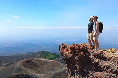 Vivi la terra vulcanica sotto i piedi sull’etna, esplora una vera grotta di lava e assaggia miele e olio d’oliva con una guida locale. tour in piccoli gruppi con pick-up da catania.