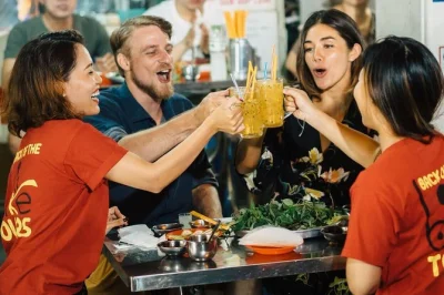 Ho-chi-minh-stadt, streetfood, vietnamesische spezialitäten: entdecke die stadt bei nacht auf dem moped, probiere knusprige „vietnamesische pizza“ und würzige krabbennudelsuppe. inkl. abholung, 