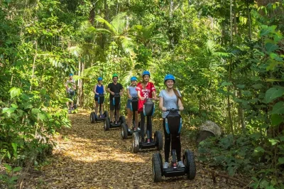 Siente el aire de la selva mientras recorres el circuito conway en segway con un guía local. incluye recogida en hotel de airlie beach, té matutino y todo el equipo.