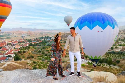 Viva a magia de cappadocia ao amanhecer vendo os balões de ar quente sobre o vale do rosas, com transfer do hotel e café da manhã para começar o dia tranquilo.