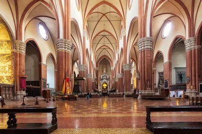 Explore bologna no seu ritmo com guia digital em áudio e texto, visite as duas torres, prove a culinária local e descubra lendas curiosas. use seu smartphone.