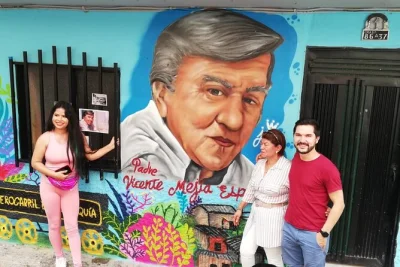 Descubre comuna 4 en medellín con un líder local, escucha historias auténticas, prueba empanadas callejeras y conoce la verdadera transformación. incluye snack y guía bilingüe.