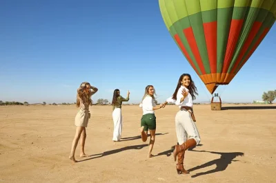 Schwebe bei sonnenaufgang über marrakesch im heißluftballon und genieße danach ein traditionelles berber-frühstück in einem caidal zelt. inklusive 4x4 hoteltransfer, lokalem guide und flugzertifi