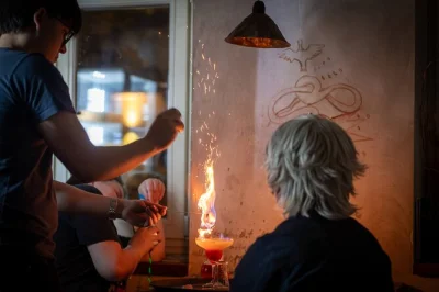 Prag bei sonnenuntergang: lokale spezialitäten, rindergulasch an der karlsbrücke und rauchige cocktails im museum der alchemisten. alle verkostungen inklusive.