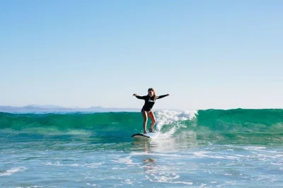 Aprende a surfear en byron bay con clases progresivas de 2 días. monta olas reales, recibe consejos profesionales y llévate fotos de tu aventura surfera. ¡reserva ya!