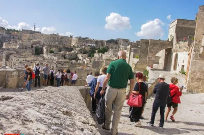 Scopri i sassi di matera con una guida locale, visita una casa grotta, una chiesa rupestre e approfitta di consigli e sconti esclusivi—mappa inclusa.