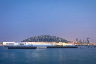 Découvrez la grande mosquée sheikh zayed, flânez dans le heritage village et explorez le louvre abu dhabi lors d’une visite guidée avec prise en charge à l’hôtel depuis dubaï.