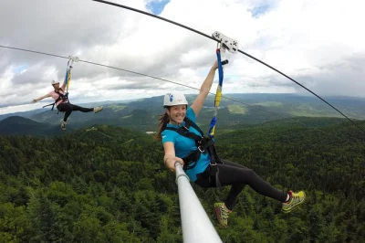 Vivi l’emozione delle zipline più lunghe di mont tremblant, con cinque discese dal summit al villaggio, accesso panoramico in gondola e guida locale—attrezzatura inclusa.