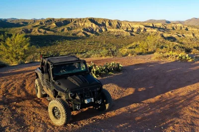 Descubra o deserto de sonora em um passeio privativo de jeep off-road saindo de scottsdale, com mais tempo nas trilhas, guias especializados e água mineral para seu conforto.