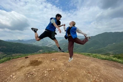 Erlebe die wilden straßen von ha giang, wandere zu versteckten wasserfällen, überquere den ma pi leng pass und genieße mahlzeiten in dorf-homestays. mit englischsprachigem guide, krankenschwester 