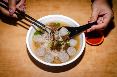 Erkunde kuala lumpurs chinatown mit einem lokalen guide und probiere über 14 streetfood-spezialitäten von legendären ständen bis familienküchen. kleine gruppe, alle verkostungen inklusive.