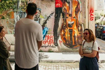 Découvrez le street art d’athènes en petit groupe. parcourez gazi, psiri et kerameikos avec un artiste local, entre fresques, anecdotes, eau et photos.