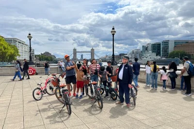 Descubre londres en e-bike: cruza tower bridge, prueba delicias en borough market y escucha historias de un guía local. casco y bici eléctrica incluidos.