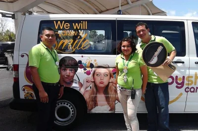 Llega a cancún y encuentra a tu conductor con camisa verde, luego viaja directo en van privada al ferry de isla mujeres. recogida 24/7 y flexible ante retrasos.