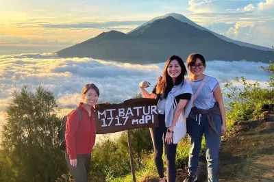 Descubre bali con un trekking al amanecer en el monte batur, incluye recogida en hotel, guía local, desayuno en el volcán y opción de aguas termales tras la caminata.