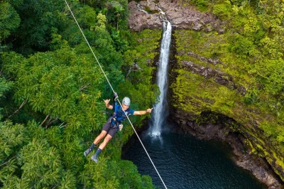 Sinta a adrenalina sobre a cachoeira kolekole na big island, deslizando por sete tirolesas com vista para o oceano, mata tropical e guias locais. equipamento e transfer incluídos.