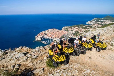 Disfruta un emocionante paseo en quad por el campo de dubrovnik, detente en la cima del monte srđ para vistas increíbles y prueba un aperitivo típico en una taberna tradicional. incluye recogida en