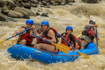 Erlebe den nervenkitzel beim wildwasser-rafting am naranjo-fluss nahe manuel antonio – mit hotelabholung, lokalen guides und leckerem mittagessen inklusive. echte abenteuerstimmung in costa rica.