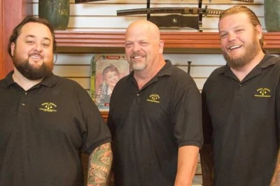 Descubre las vegas visitando gold & silver pawn shop, count’s kustoms y shelby american. tour vip con comida bbq y encuentro con estrellas de pawn stars.