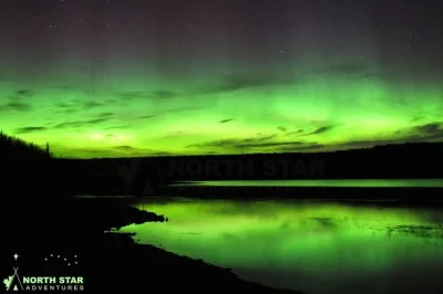 Erlebe die nordlichter bei yellowknife mit aboriginal-guides, flexiblen routen, profi-fotos, snacks und echten geschichten. inklusive spätem abholservice und kanadischen maple cookies.