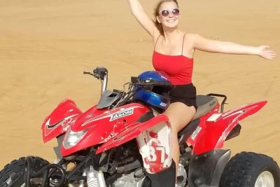 Découvrez l’adrénaline du quad et du dune bashing dans le désert de lahbab à dubaï, puis détendez-vous dans un camp de luxe avec dîner bbq, spectacles live et prise en charge à l’hôtel.