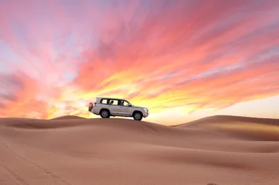 Vivi l’emozione del dune bashing vicino a doha, prova il sandboarding e scopri il mare interno in un’avventura privata nel deserto con pickup, acqua e guida locale amichevole.