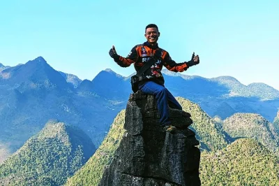 Feel the thrill of ha giang’s mountain passes on a small group motorbike tour, with local guides, homestays, and homemade meals—includes pickup and all essentials.