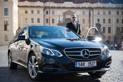Stressfrei von prag zum flughafen mit privatem transfer, hotelabholung, klimatisiertem komfort, kostenlosem wlan und wasserflasche. entspannt vor dem flug.