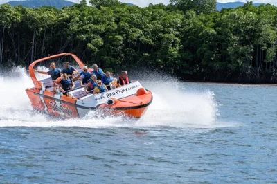 Erlebe in cairns eine jetboot-tour durch den trinity inlet mit schnellen drehungen, erfrischenden spritzern und spannenden ausblicken. inklusive sicherheitseinweisung und erfahrenem kapitän.