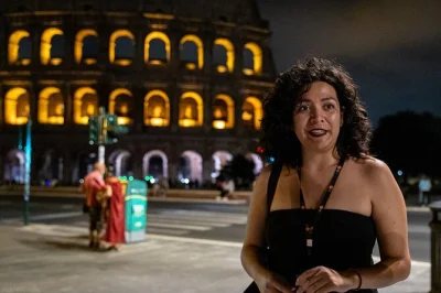 Explore roma à noite em grupo pequeno, conheça o pantheon, fonte de trevi e coliseu iluminados. inclui guia local e tour guiado a pé.