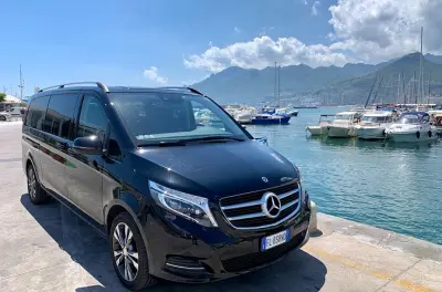 Traslado privado de Amalfi a Salerno: Van Mercedes com motorista
