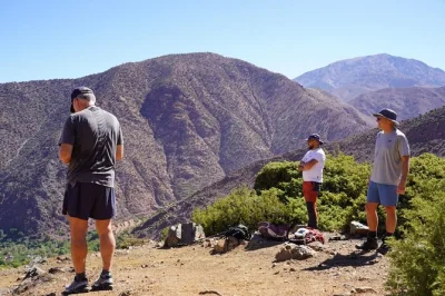 Explora las montañas del atlas desde marrakech, sube al pico isk con guía local, disfruta un picnic con té bereber y relájate con transporte incluido.