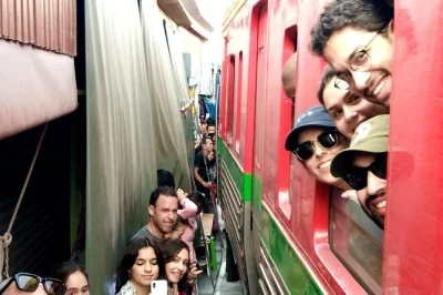 Bangkok erleben: maeklong zugmarkt hautnah, bootsfahrt durch damnoen saduak und kokosnuss-spezialitäten – inklusive hoteltransfer und ortskundigem guide.