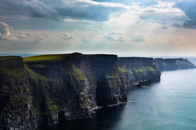 Spüre den atlantikwind an den cliffs of moher, entdecke die wilden kalksteinlandschaften des burren und genieße ein mittagessen im charmanten doolin – inklusive eintritt und transport.