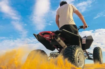 Découvrez les dunes rouges de dubaï avec dune bashing, sandboard, balade en quad, rencontre avec les chameaux et un bbq animé dans un camp bédouin—transfert et dîner inclus.
