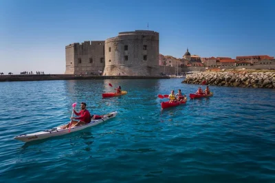 Siente la brisa del adriático mientras haces kayak desde el casco antiguo de dubrovnik hasta la isla lokrum, exploras cuevas escondidas y remas bajo las murallas históricas. todo el equipo y guía l