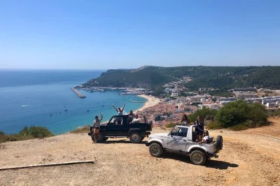 Vivi il vento a bordo di una jeep d’epoca nell’arrábida, esplora una grotta nascosta, gusta uno spuntino tra montagna e mare e rilassati sulla spiaggia di galapinhos. include il pick-up.