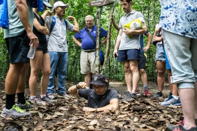 Découvrez les tunnels de cu chi, goûtez la manioc des guérilleros et traversez les rizières lors d’une demi-journée au départ de ho chi minh avec transfert inclus.