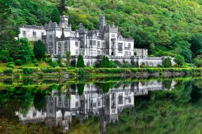 Erlebe den wilden geist von connemara bei einem tagesausflug ab galway mit 3 stunden aufenthalt in kylemore abbey oder nationalpark, spannenden geschichten und atemberaubenden ausblicken auf der sky r