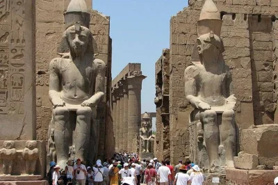 Scopri luxor in un giorno da hurghada: cammina tra le colonne di karnak, attraversa il nilo in barca, visita le tombe reali e gusta un pranzo con la gente del posto. trasferimento incluso.