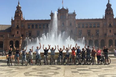 Erlebe sevilla auf einer geführten radtour durch triana, plaza de españa und den maria-luisa-park. inklusive ausrüstung, lokalem guide und flexiblen stopps.