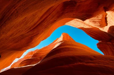 Erlebe die ruhe des peek-a-boo slot canyon bei kanab, utah – kleine gruppe, snacks, wasser und ein lokaler guide inklusive offroad-fahrt und gemütlichem spaziergang.