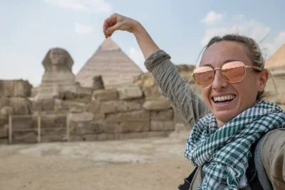 Descubra os templos antigos no cruzeiro pelo nilo, visite as pirâmides de gizé e explore as tumbas de luxor com guias particulares. tudo incluso, com traslado e voos domésticos.