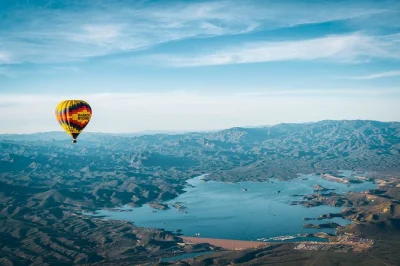 Survolez le désert de sonora au lever du soleil lors d’un vol en montgolfière à phoenix, avec commentaires en direct, encas et toast au champagne inclus. panier partagé, équipe locale.