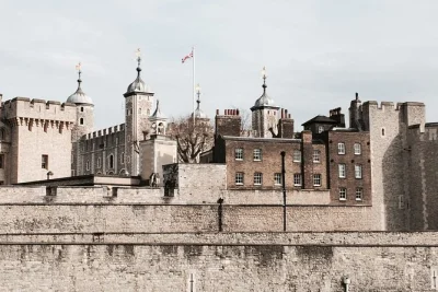 Entra nella torre di londra con una guida esperta, ascolta storie di intrighi reali, ammira da vicino i gioielli della corona e approfitta dei biglietti d’ingresso inclusi.