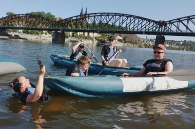 Découvrez prague en canoë ou paddle au cœur de la ville, glissez sous ses ponts historiques, observez la faune et préparez-vous à vous mouiller—matériel, casiers et équipe locale inclus.