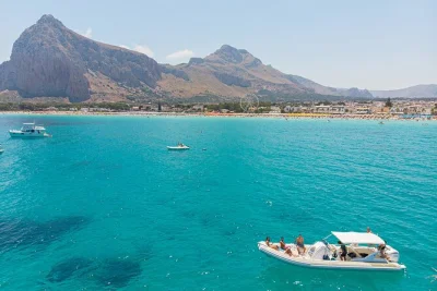 Acorde com a costa selvagem da sicília—grutas, mergulhos em águas turquesa e almoço no vilarejo de san vito lo capo. passeio de barco em grupo pequeno com snorkel e vinho local incluídos.